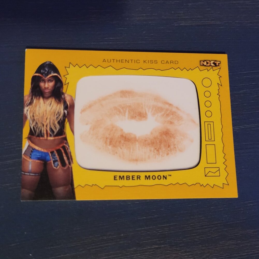 2017 WWE Topps Heritage Gold Ember Moon Kiss Card 08/10